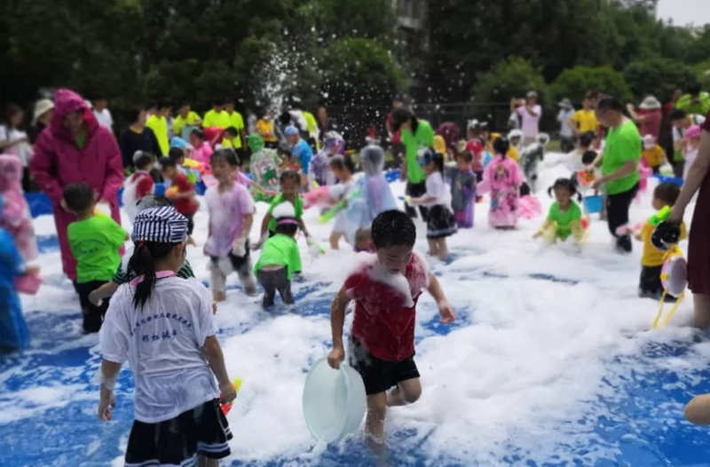 藏龙岛幼儿园庆六一”七彩童年、与水狂欢“亲子活动